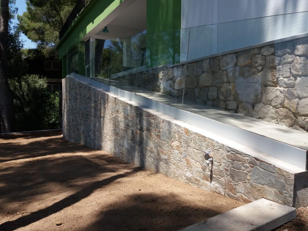 Revestimiento de piedra natural en vivienda de Castelldefels | LlobregatRenova – Expertos en reformas exteriores e interiores